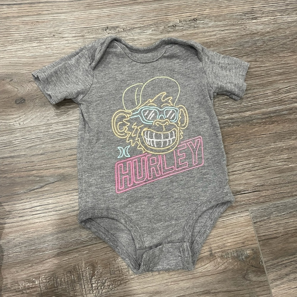 🦋5/10 Hurley Onesie